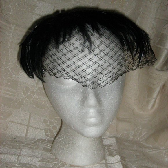 Vintage Black Veil Hat with Feather Embellishment - Picture 4 of 6